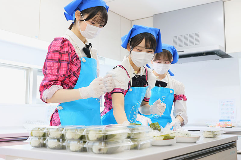 着々とおにぎりを作り上げる3人