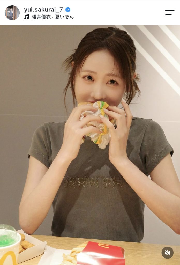 ハンバーガーを手にキュートな表情を見せる