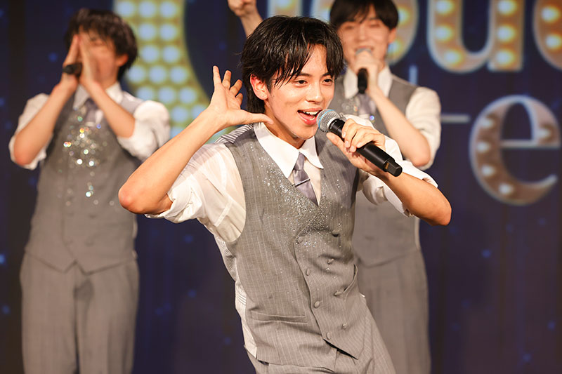 初日公演「We're Cloud ten」より「ごめん 愛こそ全て」