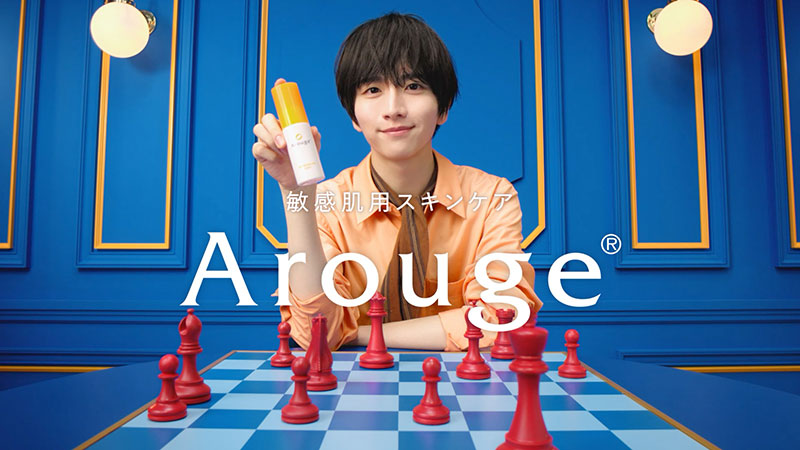 「アルージェ」新CM「敏感肌の肌トラブル」篇に出演する板垣李光人