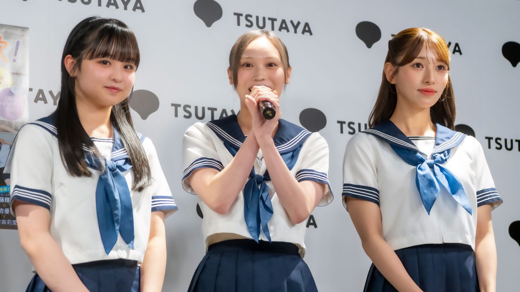 『HKT48 15th ANNIVERSARY BOOK 青春謳歌!』発売記念取材会に出席したHKT48・龍頭綺音、豊永阿紀、栗原紗英(写真左から)
