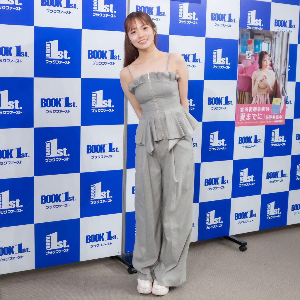 著書『夏までに』発売記念取材会に出席した宮田愛萌