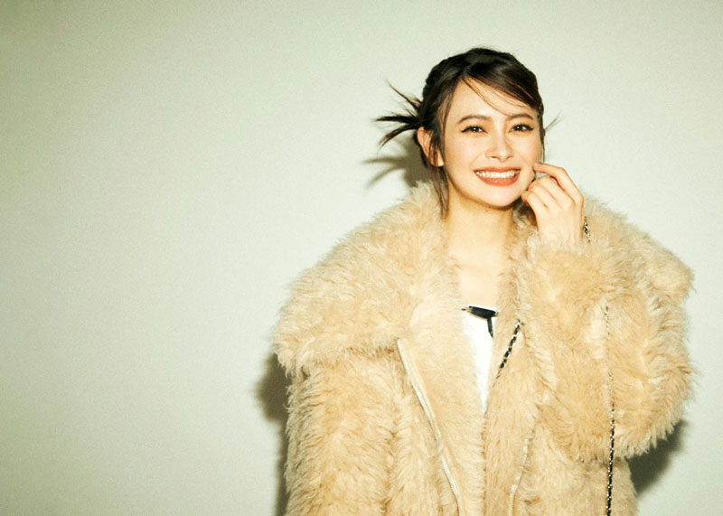 メイク：Hirotaka Iizuka (juice)、ヘア：Ken Yoshimura、スタイリスト：呉屋千紗季、撮影：木村辰郎、モデル：伊藤百花(AKB48)