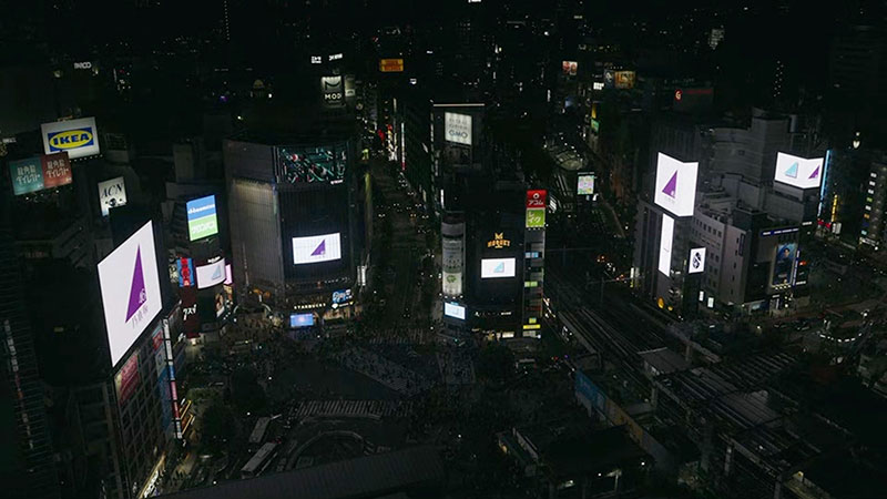 渋谷スクランブル交差点の大型ビジョン13面をジャックした「青葉坂46」の誕生とオーディション開始のニュース