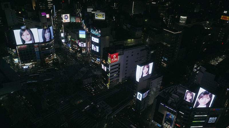 渋谷スクランブル交差点の大型ビジョン13面をジャックした「青葉坂46」の誕生とオーディション開始のニュース