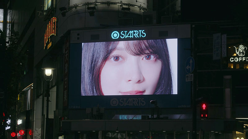 渋谷スクランブル交差点の大型ビジョン13面をジャックした「青葉坂46」の誕生とオーディション開始のニュース