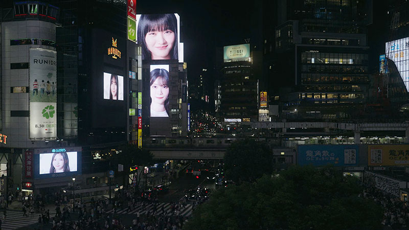 渋谷スクランブル交差点の大型ビジョン13面をジャックした「青葉坂46」の誕生とオーディション開始のニュース