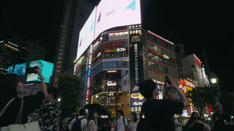 渋谷スクランブル交差点の大型ビジョン13面をジャックした「青葉坂46」の誕生とオーディション開始のニュース