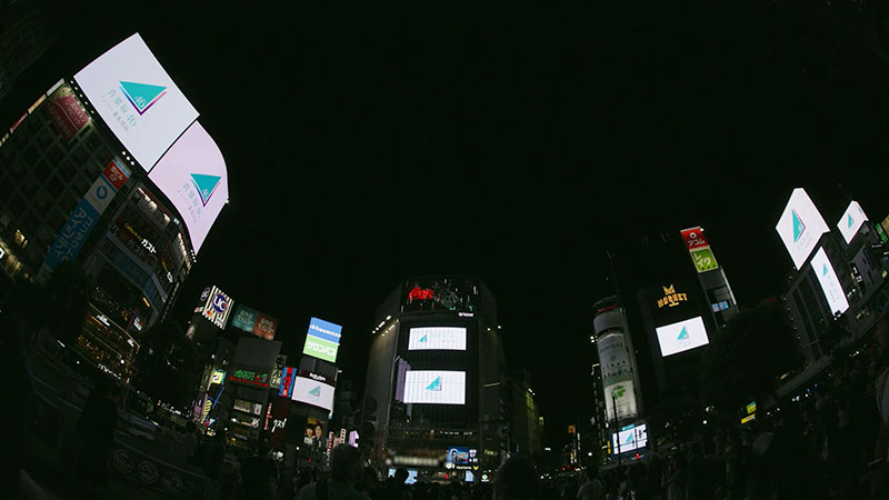 渋谷スクランブル交差点の大型ビジョン13面をジャックした「青葉坂46」の誕生とオーディション開始のニュース