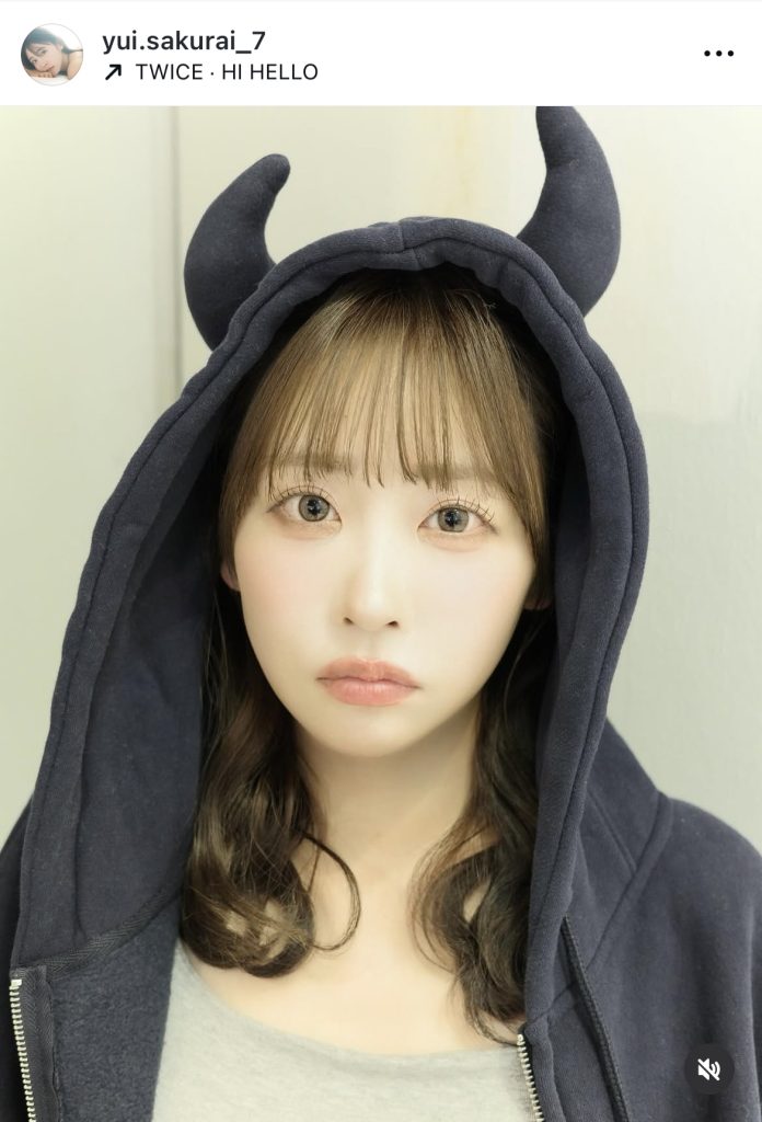 ツノ付きパーカーでのアンニュイな表情にドキッ