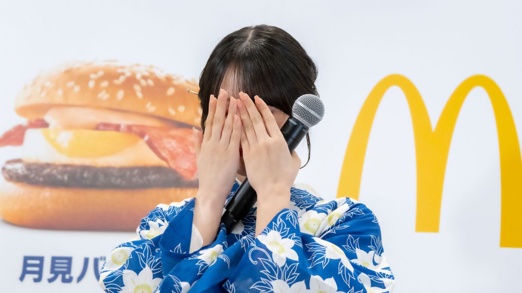 自ら目隠ししている姿もかわいらしい佐々木舞香