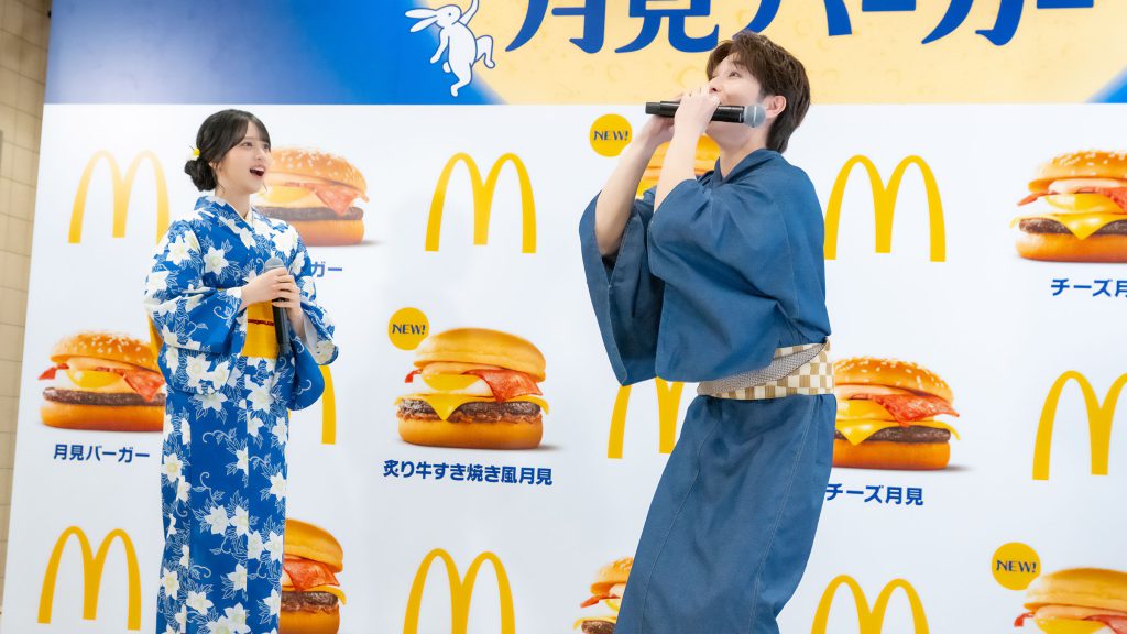 一生懸命ジェスチャーで伝えようとする塩﨑太智