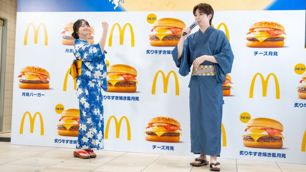 “おもち”を表現しようとしている佐々木舞香