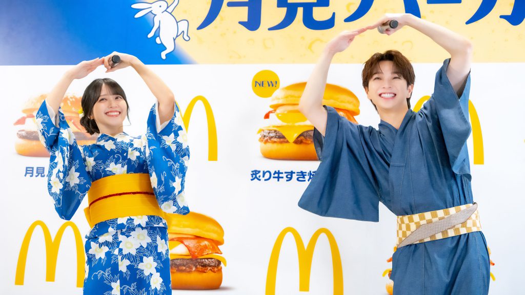 『2026年 月見ファミリー発表イベント』に出席した塩﨑太智と佐々木舞香