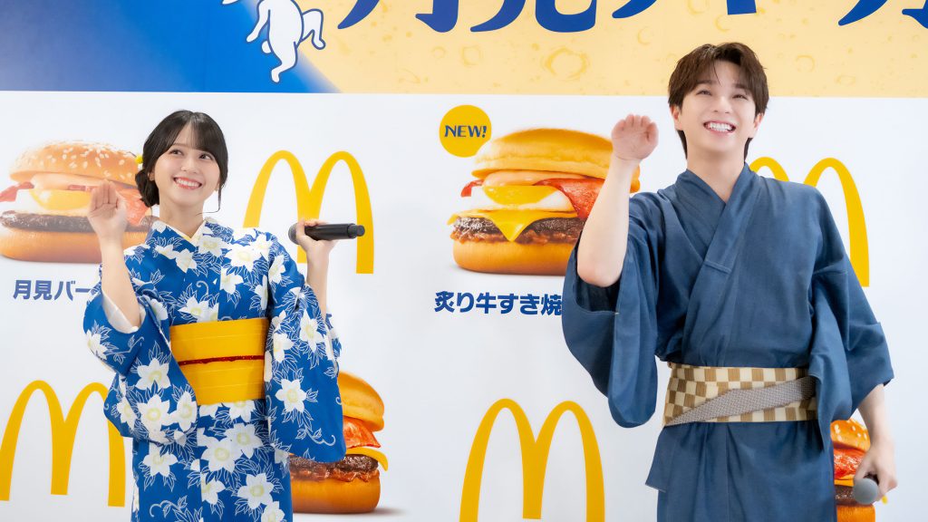 『2026年 月見ファミリー発表イベント』に出席した塩﨑太智と佐々木舞香