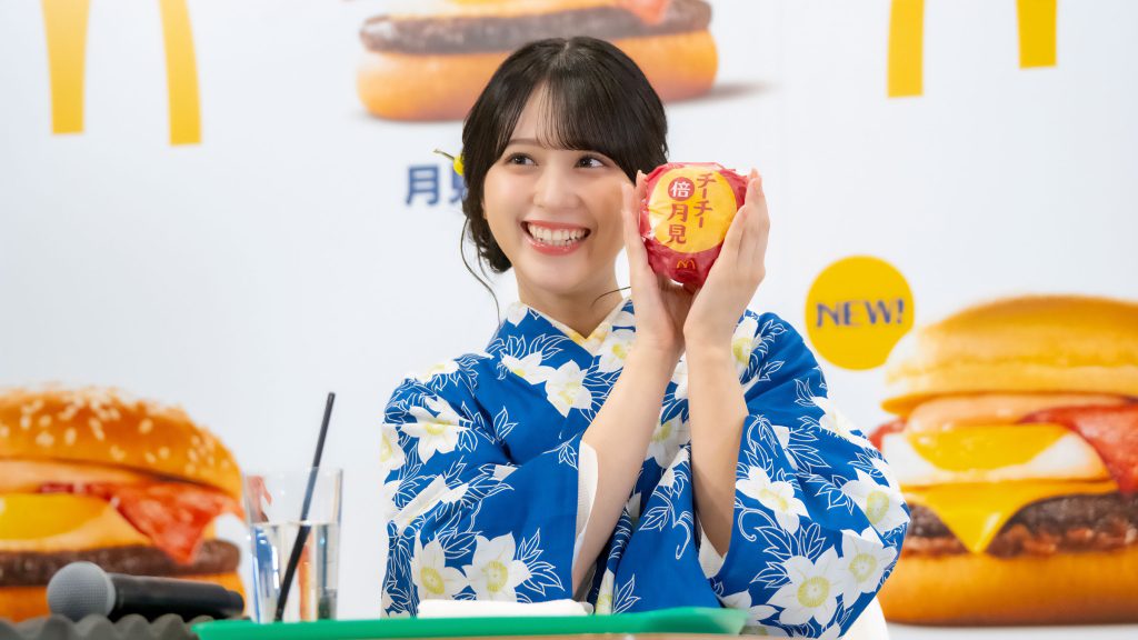 「チーズチーズ倍月見」を試食する佐々木舞香