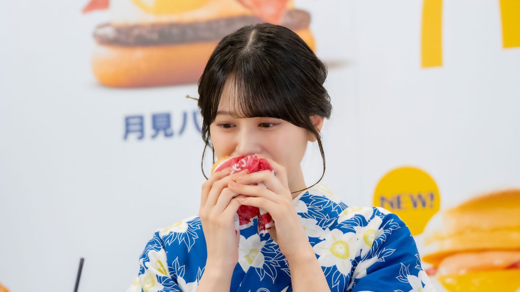 「チーズチーズ倍月見」を試食する佐々木舞香