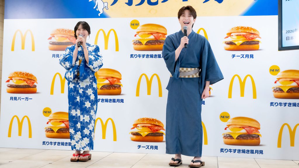 『2026年 月見ファミリー発表イベント』に出席した塩﨑太智と佐々木舞香