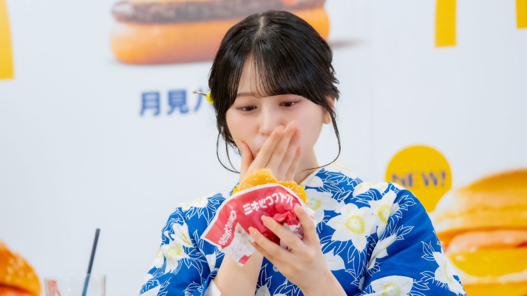 「チーズチーズ倍月見」を試食する佐々木舞香