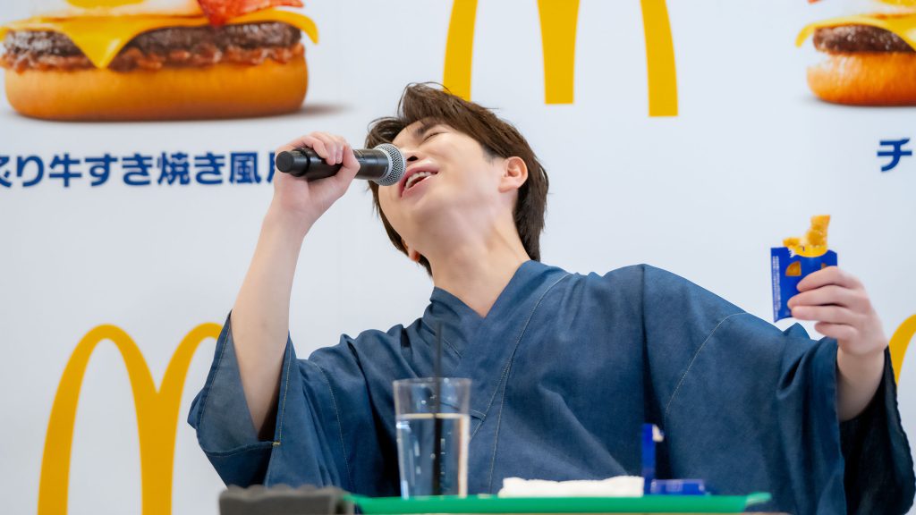 「北海道産バターとあんことおもちの月見パイ」を試食する塩﨑太智