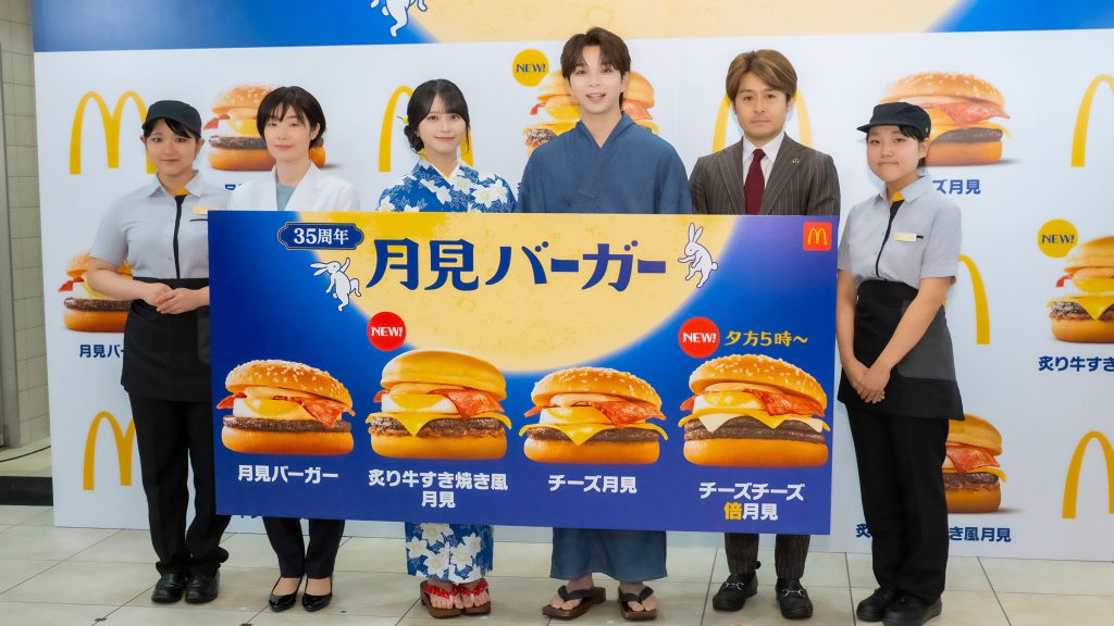 『2026年 月見ファミリー発表イベント』に出席した塩﨑太智と佐々木舞香
