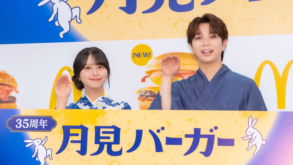 『2026年 月見ファミリー発表イベント』に出席した塩﨑太智と佐々木舞香