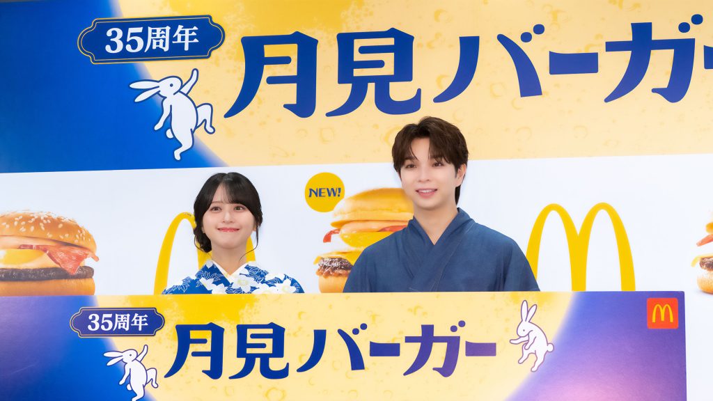 『2026年 月見ファミリー発表イベント』に出席した塩﨑太智と佐々木舞香