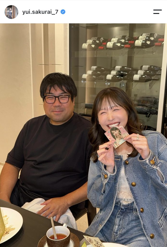 スタッフに囲まれて見せた笑顔が素晴らしい