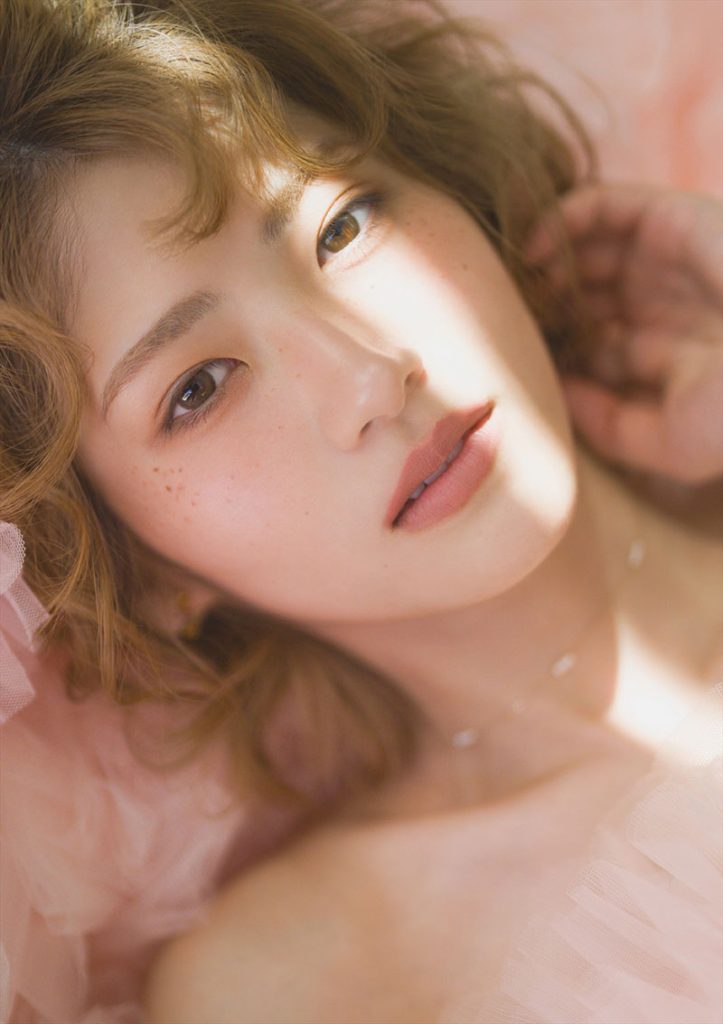 若月佑美デビュー15周年記念作品集『FIRST EGOISM』より特別版表紙カット