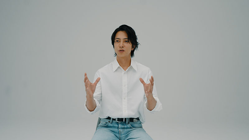 インタビューに応じる山下智久