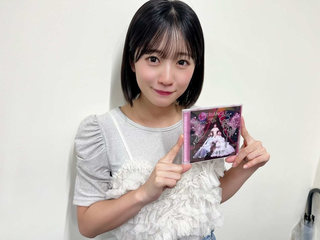 サイン入りCDをもつ須永さん