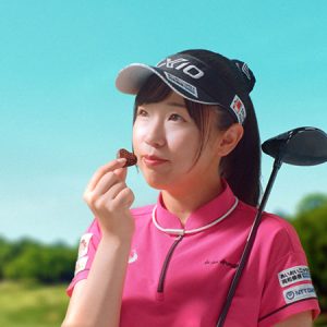 プロゴルファー菅沼菜々、髪色ピンクの魔法少女に変身 “無敵のハート”で笑顔を届ける