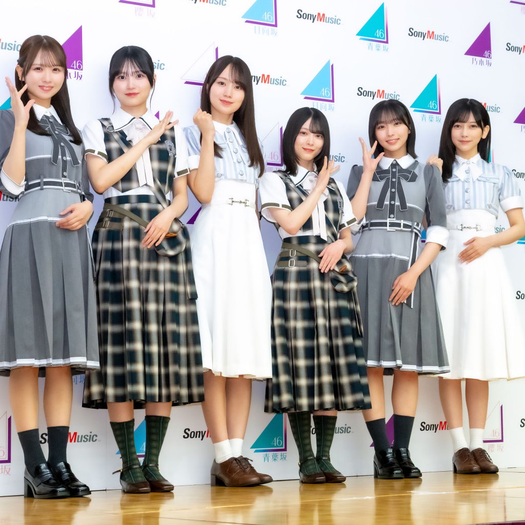 記者会見に出席した上村ひなの、的野美青、賀喜遥香、森田ひかる、大野愛実、池田瑛紗