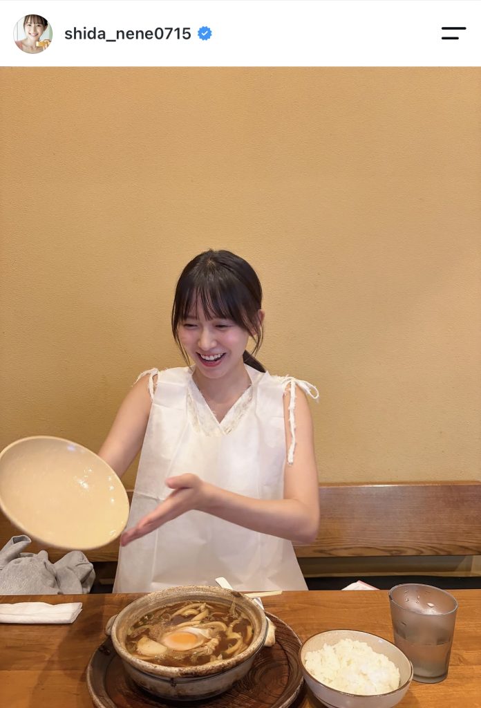 大好きという味噌煮込みうどんを前にニッコリ