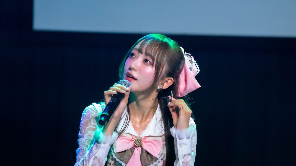 『ラフ×ラフ 47都道府県巡業2026~2027キックオフPARTY』第1部よりイヤモニを外してみせる日比野芽奈