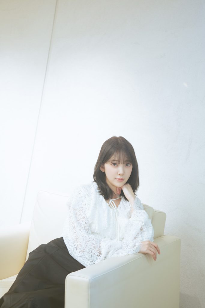 3rd写真集『深紅の余韻』を上梓した、堀未央奈