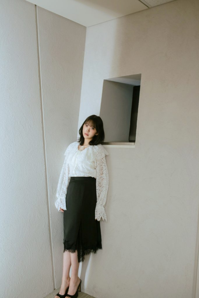3rd写真集『深紅の余韻』を上梓した、堀未央奈