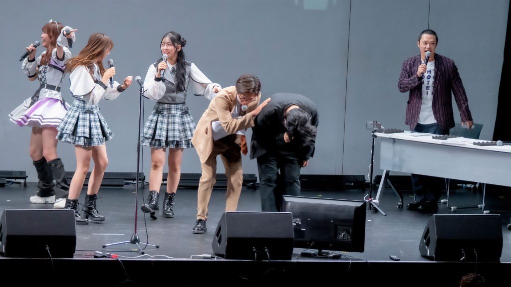 『ラフ×ラフPresents アイドル オモカワトークNo.1決定戦』より、佐久間Pがお客さんに向かって謝罪する事態に発展