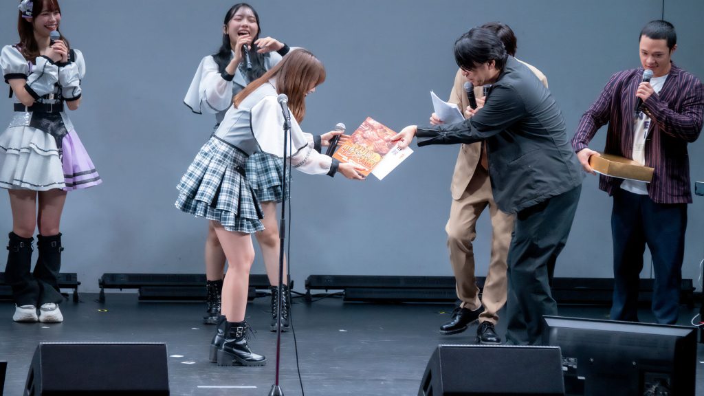 『ラフ×ラフPresents アイドル オモカワトークNo.1決定戦』より、優勝賞品を受け取るNMB48・平山真衣