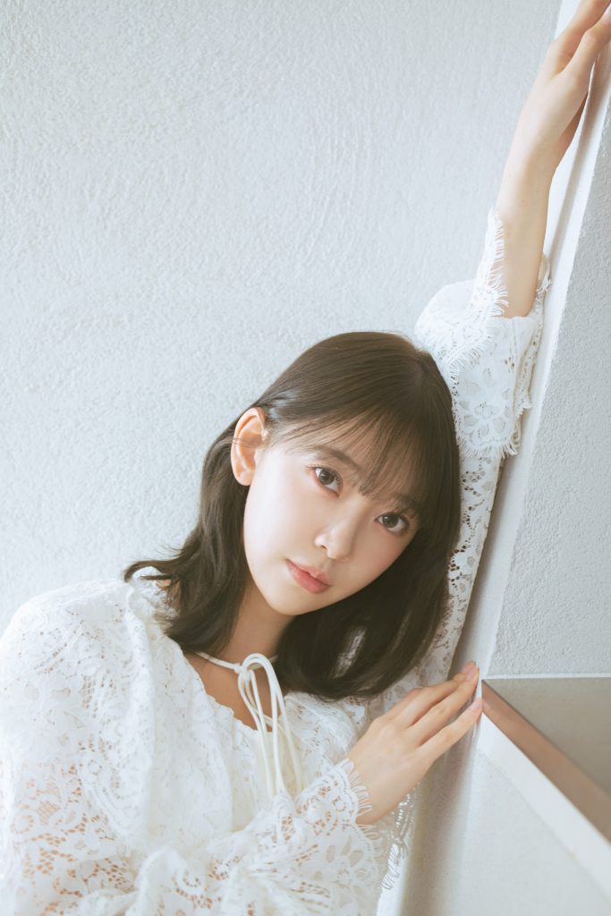 3rd写真集『深紅の余韻』を上梓した、堀未央奈
