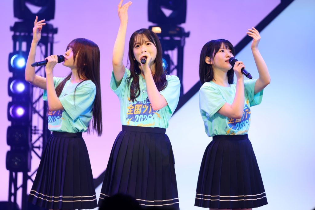 最新の6期生曲でセンターを務める鈴木佑捺（写真中央）