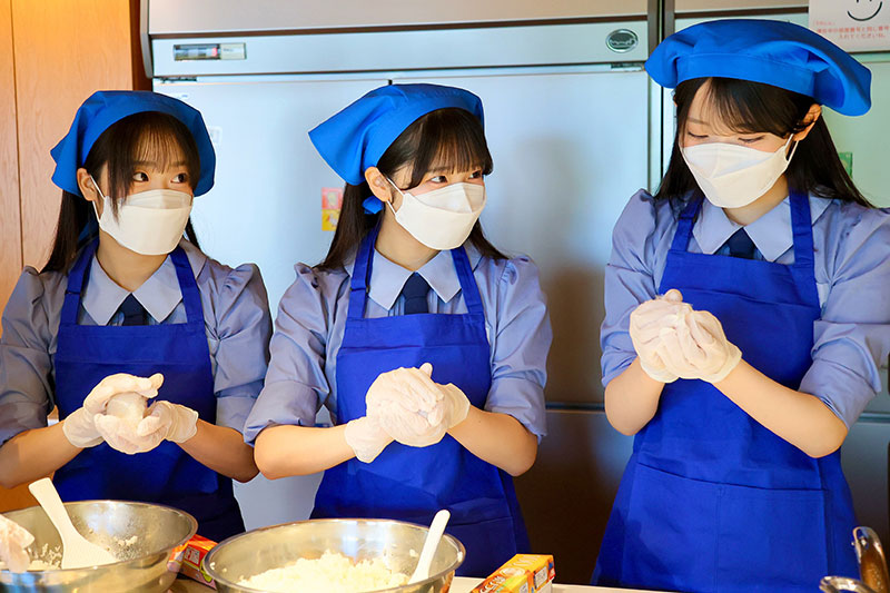 東大ハウスを訪問したAKB48 21期研究生