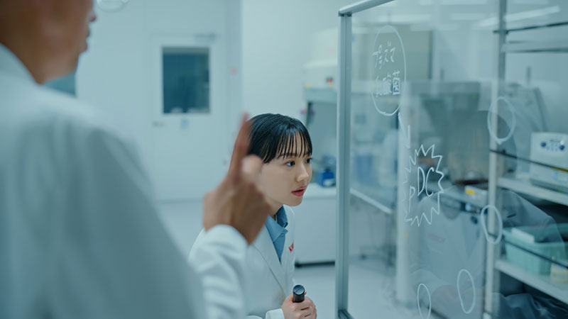 キリンビバレッジ株式会社「キリン おいしい免疫ケア」の新TVCM「世界初の発明」篇に出演している芦田愛菜