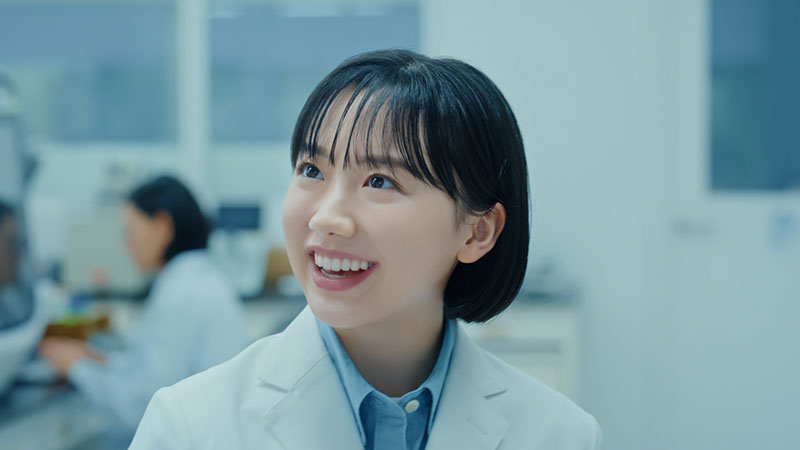 キリンビバレッジ株式会社「キリン おいしい免疫ケア」の新TVCM「世界初の発明」篇に出演している芦田愛菜
