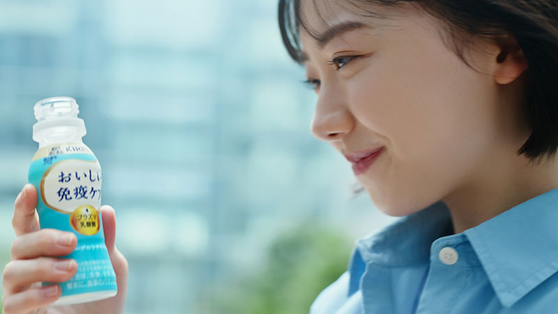 キリンビバレッジ株式会社「キリン おいしい免疫ケア」の新TVCM「世界初の発明」篇に出演している芦田愛菜