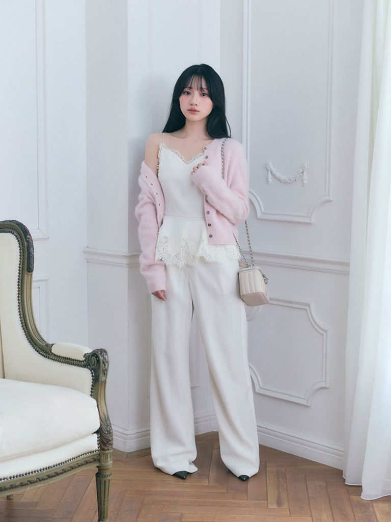 Cardigan ¥19,800　Tops ¥19,800　Pants ¥19,800　Bag ¥14,960　Shoes ¥16,940