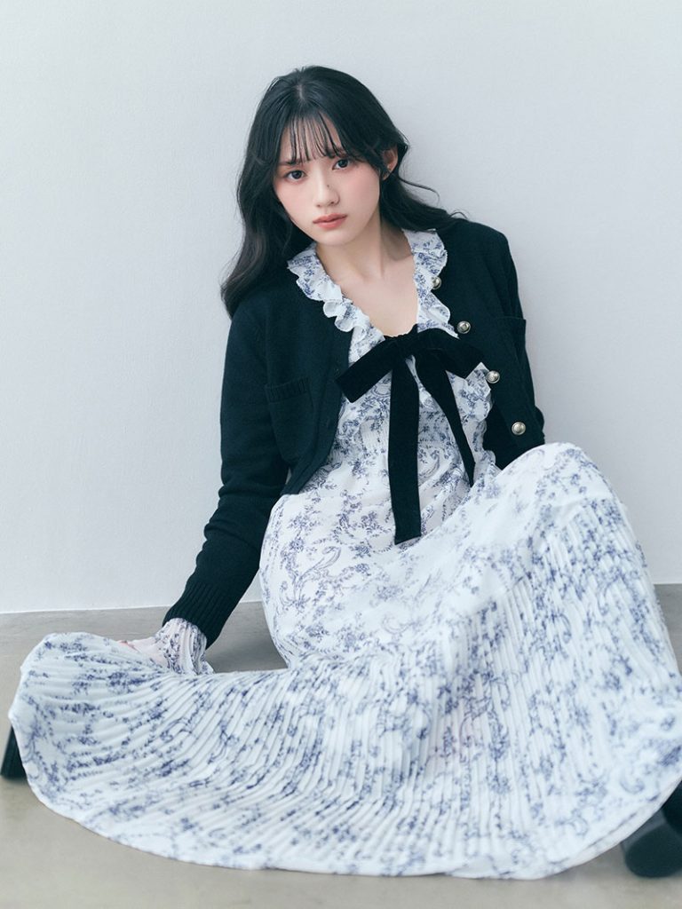 Cardigan ¥12,980　Dress ¥18,920　Shoes ¥24,200