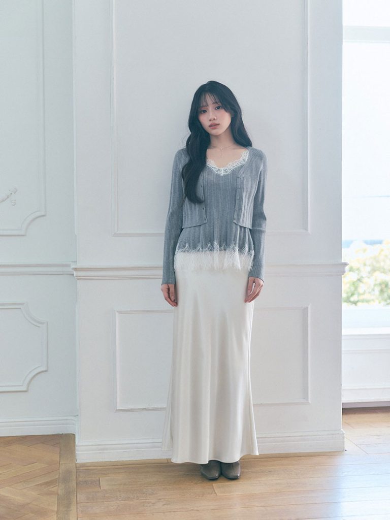 Knit ¥17,930　Skirt ¥11,880　Necklace ¥5,280　Shoes ¥23,980