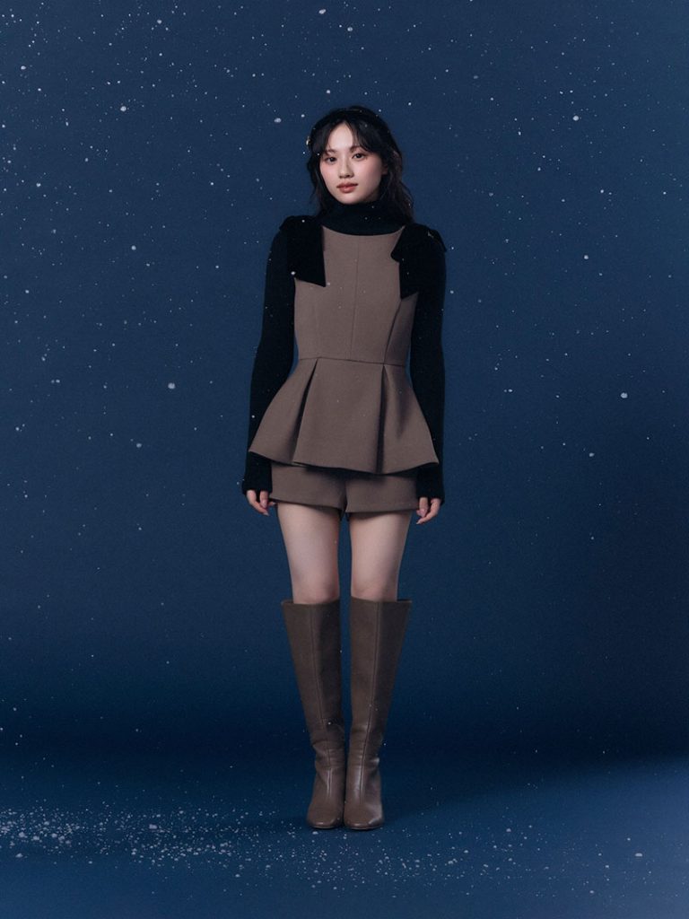 Dress ¥19,800　Knit ¥10,780　Hair accessories ¥11,880　Shoes ¥23,980