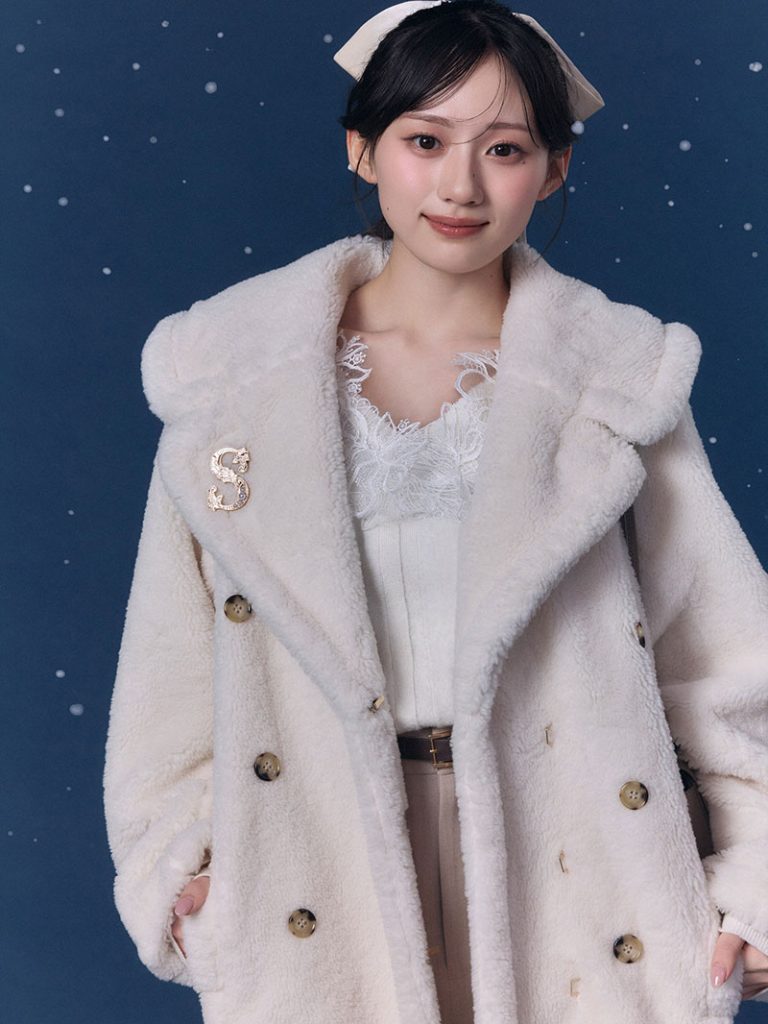 Coat ¥29,700　Knit ¥17,930　Pants ¥14,300　Hair accessories ¥8,580